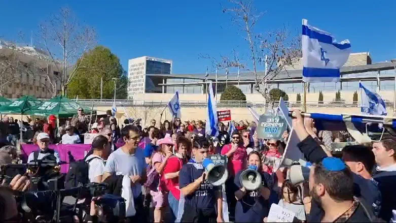 הפגנה מחוץ לבית משפט