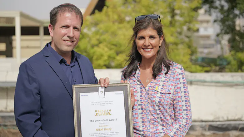 Yoni Kempinski presents Nikki Haley with Jerusalem Prize