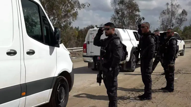 שוטרים מצדיעים לארונות החללים