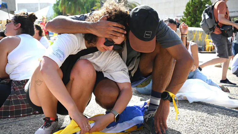 Protesters at Hostages Square take cover