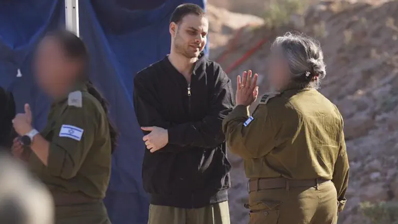 Alon Ohel meets Israeli soldiers after his release 