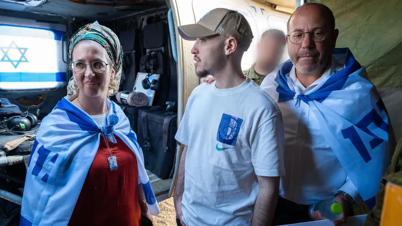 איתן מור עם הוריו צביקה ואפרת