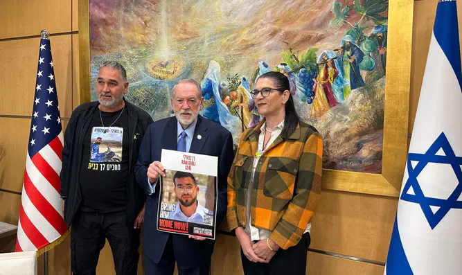 Ran Gvili's parents with Amb. Mike Huckabee