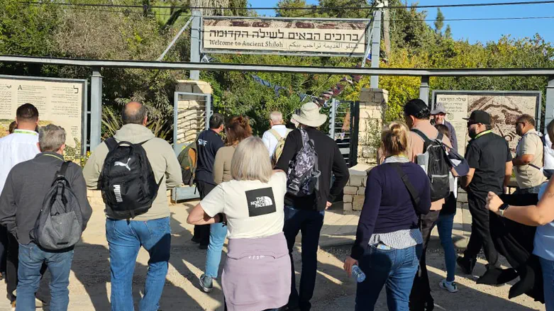 המשלחת מגיעה לתל שילה