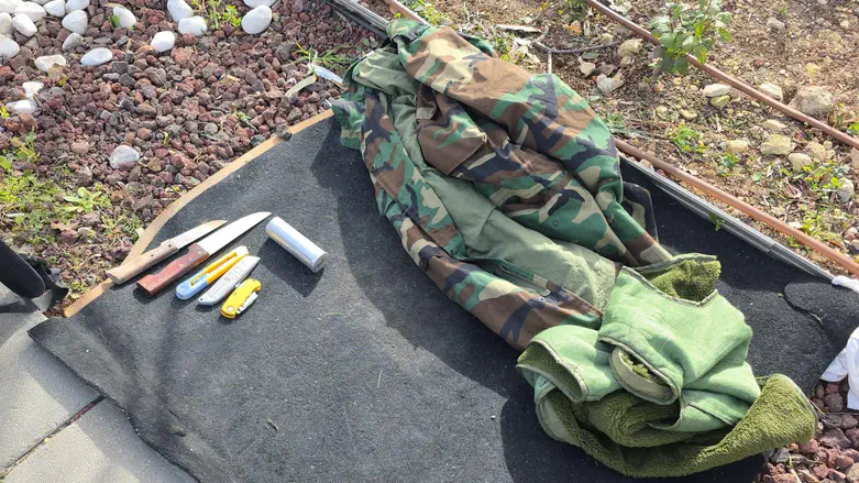 הסכינים שהתגלו ברשות המחבל