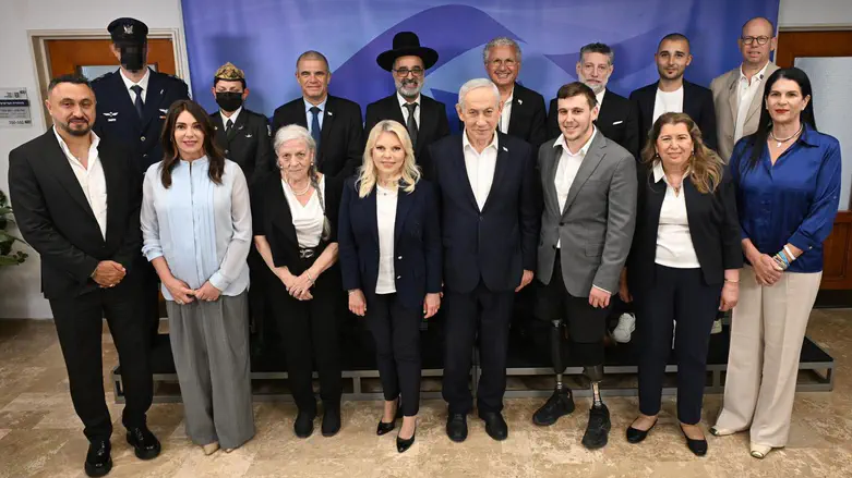 Netanyahu with the torchbearers