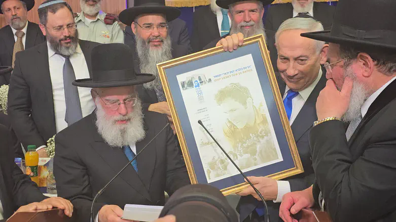 Netanyahu with the memento