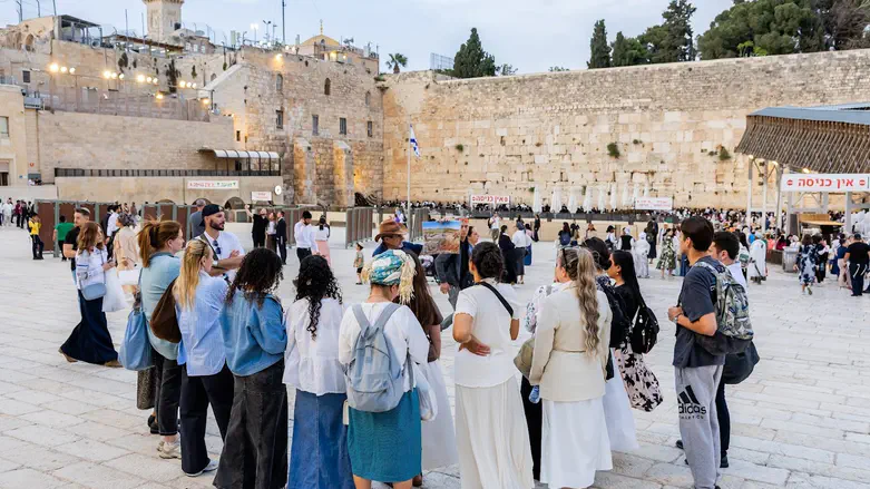 Converts visit the Western Wall ahead of ceremony