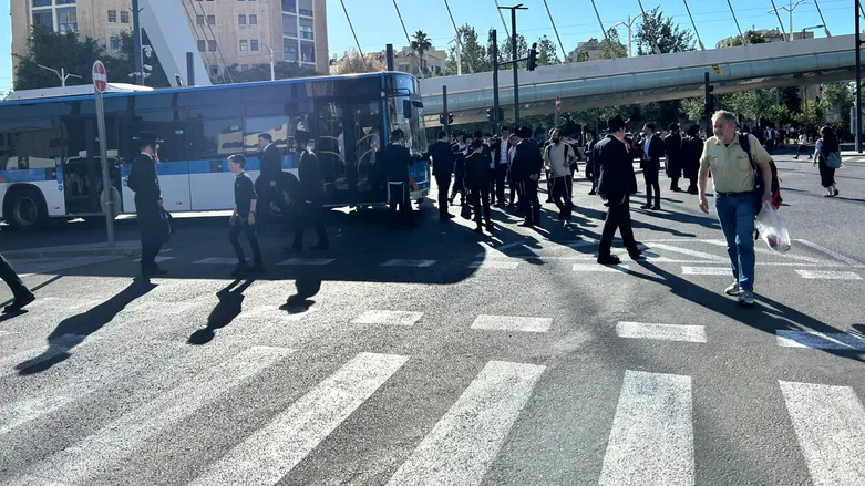 מפגינים חוסמים את הכניסה לירושלים