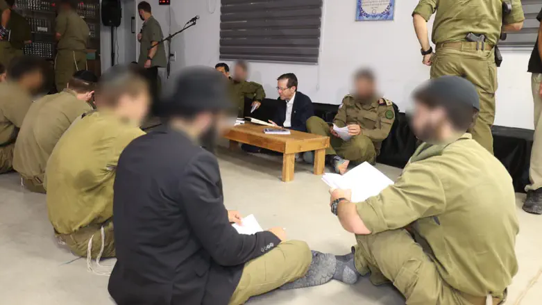 הרצוג בקריאת מגילה עם לוחמי חטיבת החשמונאים