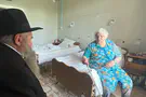 Chief rabbi visits Jewish woman hit by Russian shelling