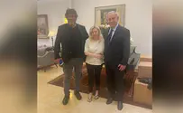 Netanyahu family photographed with boxes at PM's Residence