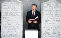 MK Nir Barkat prays at tomb of Lubavitcher Rebbe during US visit