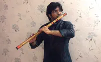 Indian musician plays Holocaust memorial tune