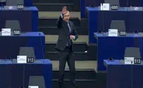 Bulgarian MP gives Nazi salute