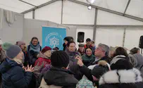 ‘Jewish soup’ keeps soldiers & refugees warm at Ukrainian border