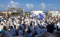 For the first time: Holiday prayers at Tel Aviv's Atarim Square