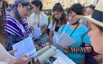 Guards stop women entering Western Wall with Torah scroll