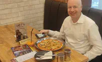 Jason Greenblatt eats pizza at 'Cafe Bibi' in Dubai