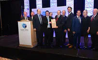 Former Governor Mike Huckabee receives Israel Allies Award