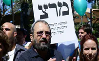 Im Tirtzu reservists protest outside Ehud Barak's home