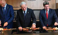 Netanyahu tastes first-of-its-kind printed fish