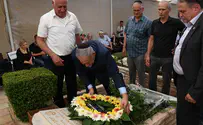 Threatening letter placed on grave of Yoni Netanyahu