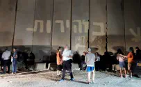 Gush Katif evictees recite Tisha B'Av prayers at Gaza border