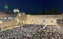 Thousands sing at Western Wall for end of Tisha B'Av