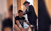 Kyiv Chief Rabbi prays with surviving soldier