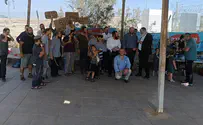 Yeshiva president demonstrates outside prison: Release Ben Uliel