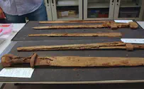4 Roman swords, nearly 2,000 years old, found in Judean Desert