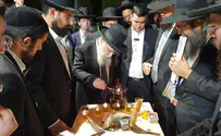 Chief Rabbi Yosef prays at his father's grave for IDF success