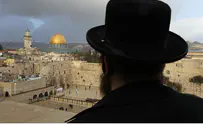 Arab Policemen Arrest Jews for Bowing Down on Temple Mount