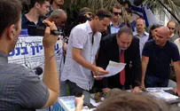 Lieberman Visits 'Suckers Tent', Signs Draft All Petition