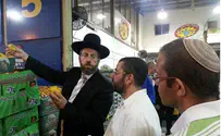 Chief Rabbi Makes Surprise 2AM Visit to Market