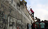 Watch: Pro-Hamas TV Reveals Jerusalem Security Fence is a 'Joke'