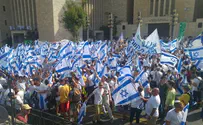 Tens of thousands take part in Jerusalem flag march