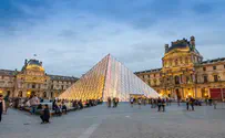 Paris: Terrorist attacks soldiers at Louvre museum entrance