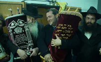 Samaria yeshiva gets new Torah scroll