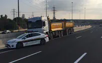 Pull trailer drives on wrong side of highway