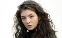 100 artists support Lorde