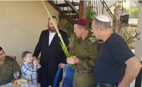IDF Central Commander visits Sukkah in Beit Aryeh
