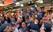 Watch: Netanyahu swamped by admirers in Hatikva Market