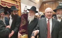 Chabad honors Alan Dershowitz at 770