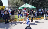 Leftist protester disparages IDF soldier: 'I'll embarrass you'