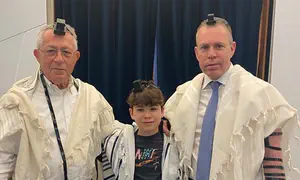 UN Ambassador's son puts on tefillin for the first time