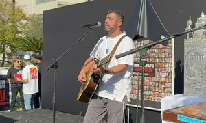 Ishay Ribo sings at the 'Hostages Square': 'B'shuvchem leshalom'
