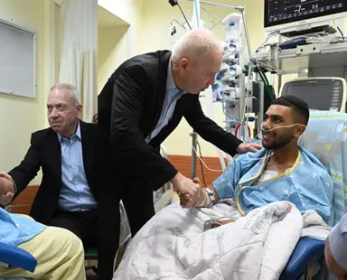 Defense Minister visits wounded soldiers in the hospital