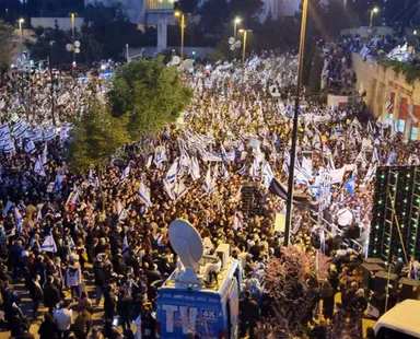 Demonstrators block roads in Jerusalem, Tel Aviv
